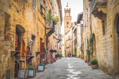 depositphotos_41856899-stock-photo-old-town-pienza-tuscany-between.jpg